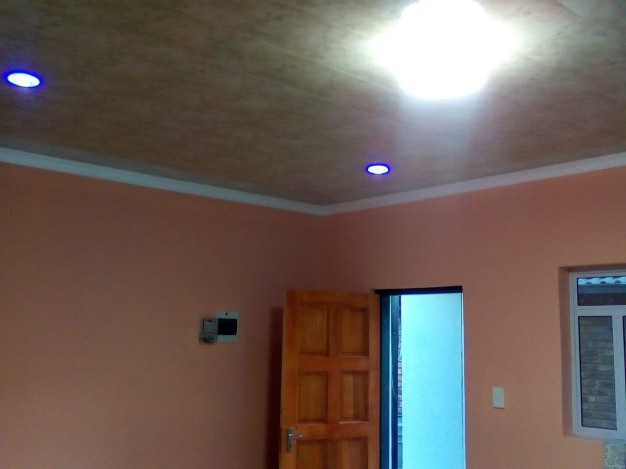 Winchester Hills, Johannesburg South, Brand New Flats, 1bedroom,1bathroom, for rent. Brand New Flats. Modern Units. Marble Kitchen. Including all utilities. You just pay R 5500 every month and that is it. Closer to Mondeor Police Station and Suideroord Columbine Square. RENT: R 5,500. DEPOSIT: R 5,500. call or WhatsApp: 0736794005