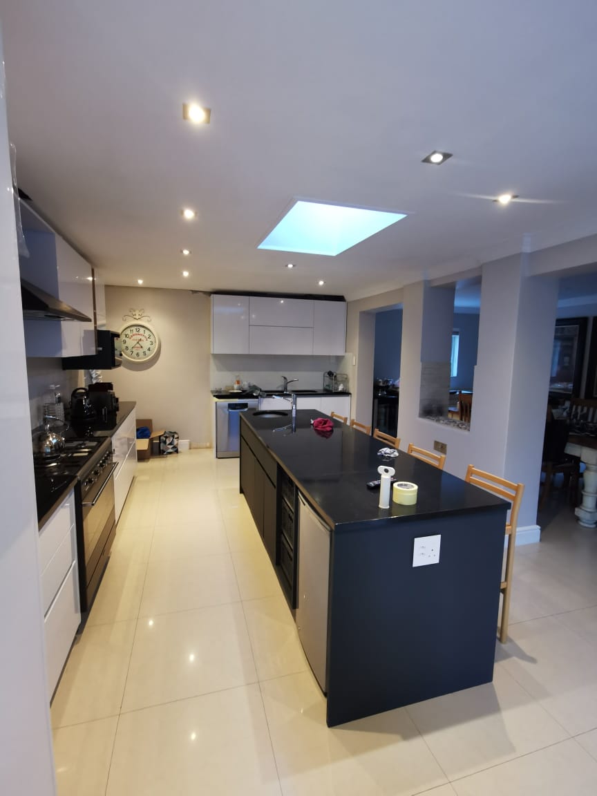 Iceberg white kitchen with a storm grey kitchen island finger grip handles and push to open over head units