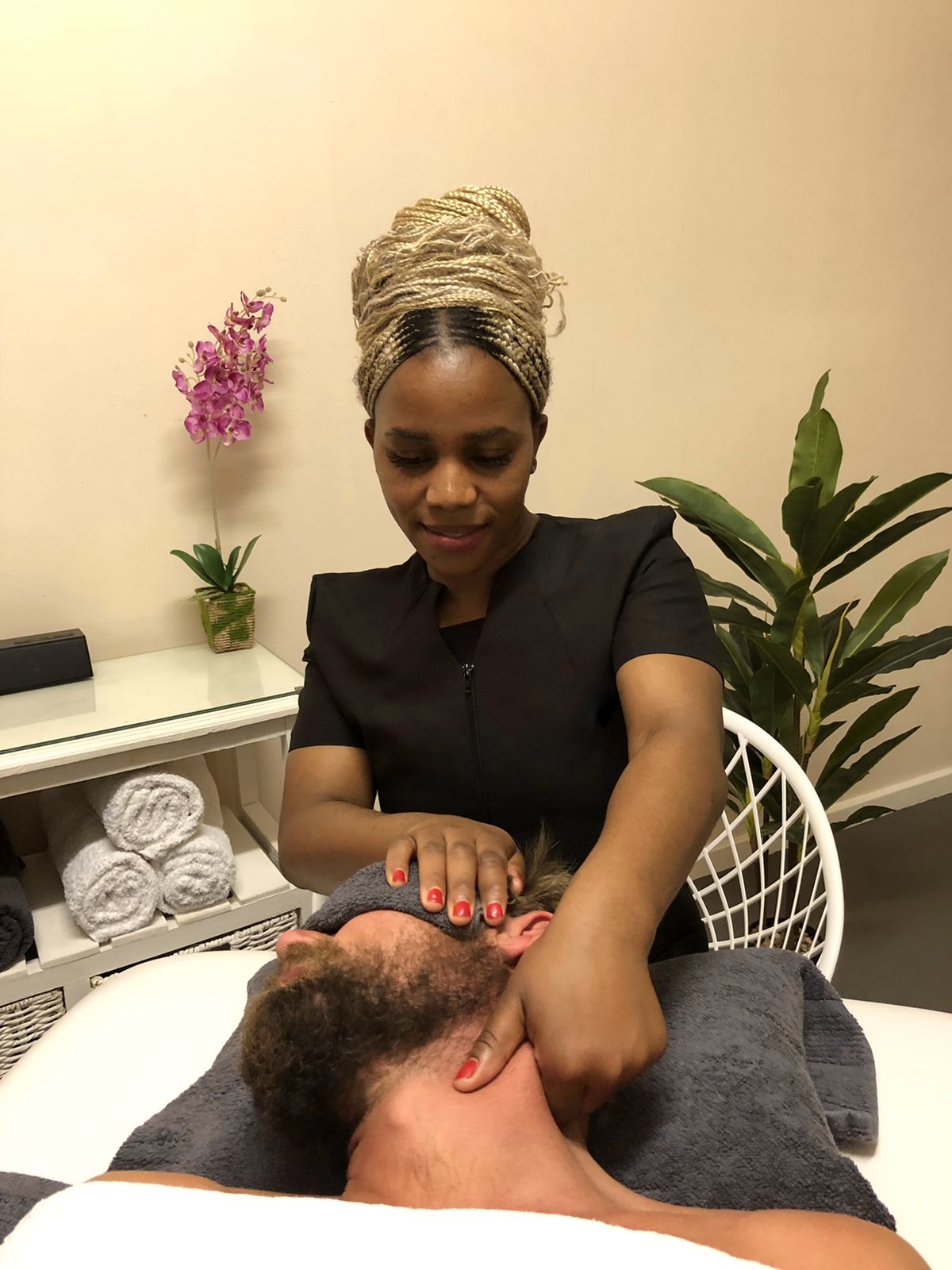 main therapist realising shoulder and neck tension