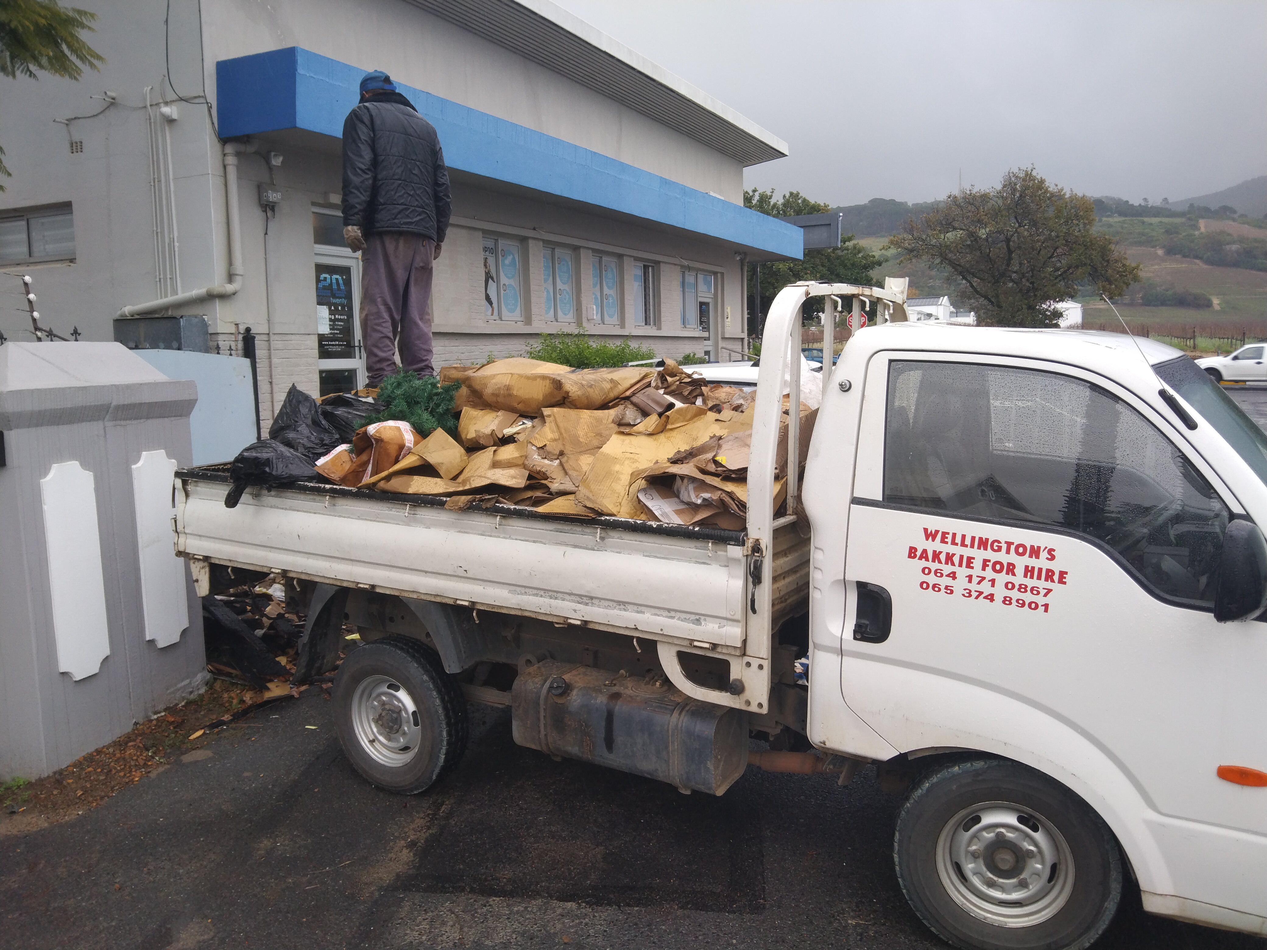 Wellington Bakkie Hiring Service facilitates the efficient loading and removal of discarded items and debris. Whether it's unwanted materials, rubbish, or debris that needs to be cleared away, our team is here to help. Our specialized service ensures that the process of loading and disposing of such items is handled with expertise and care, offering you a hassle-free solution for tidying up spaces and ensuring environmental responsibility.