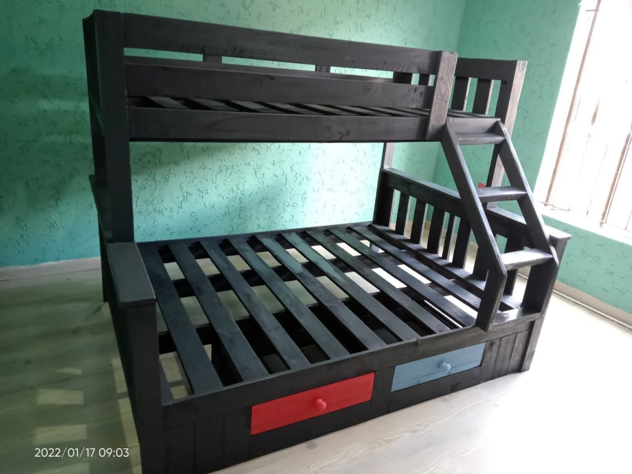 Double and single bunkbed