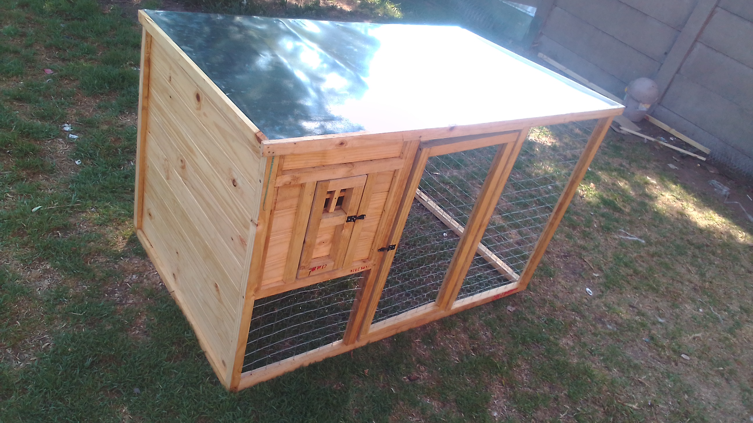 Rabbits hutch/chicken coop 1,4 x 95 x 90 easy to clean,easy to move it around and we use safe vanish