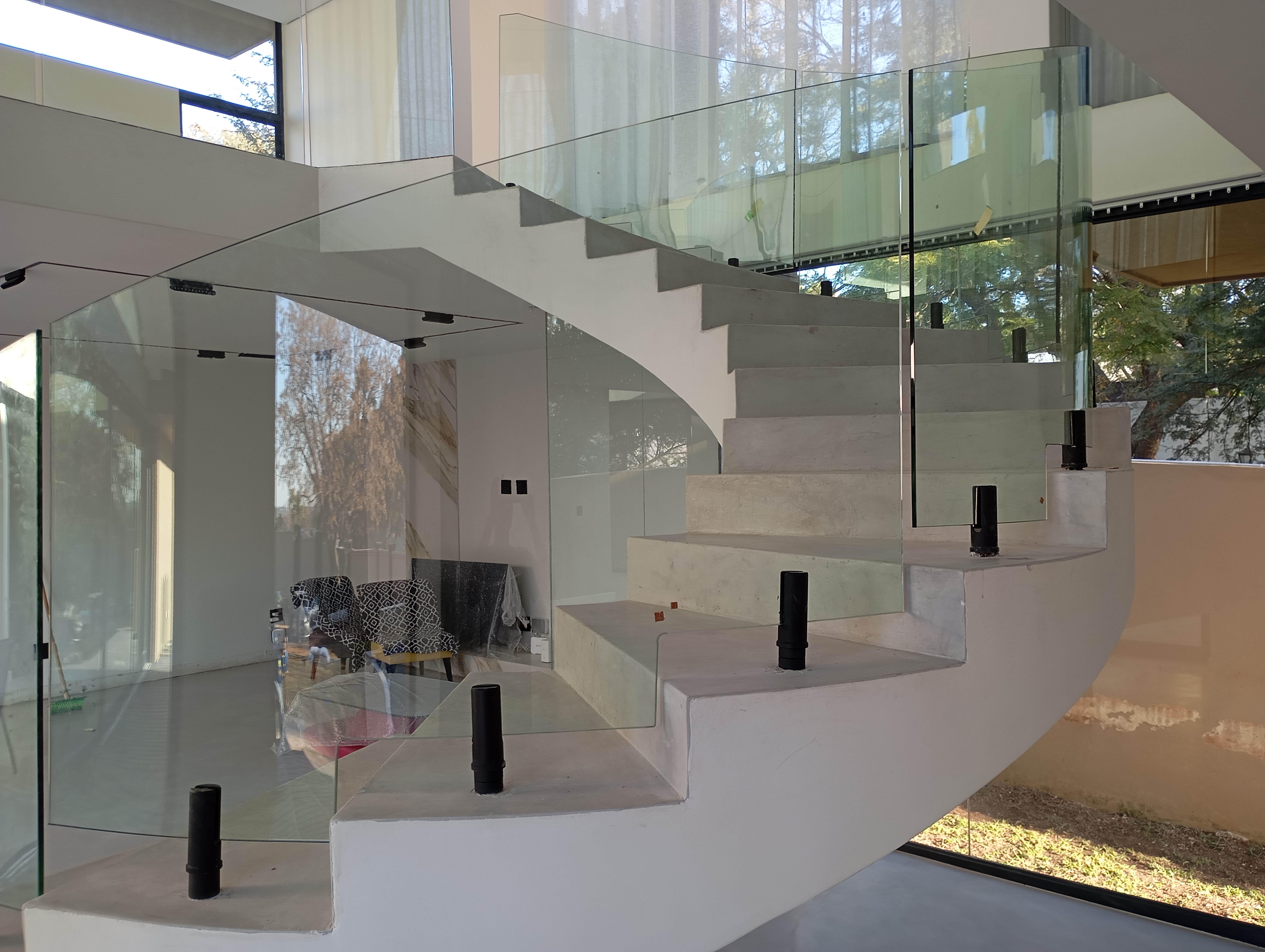 Frameless curved glass balustrade 