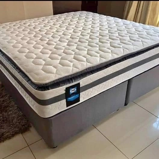 Restzone double 3000queen3500 Pillow top double3500queen4000 Sealy double3500queen4000 Sealy pillowtop double4000queen4500 Restonic double 3500 queen4000 Restonic pillow top double4000queen4500 WE DO DELIVER ALL AROUND GAUTENG FREE ???? It's cash on delivery