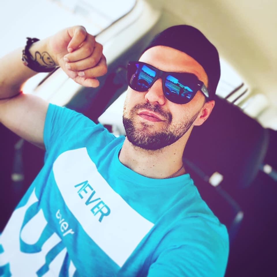 T-Shirt with "Never ever give up" design on the front.