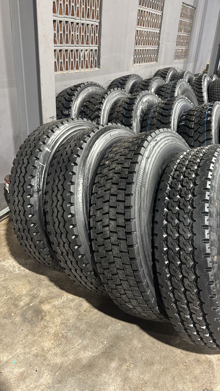 Truck Tyres 315 80 22.5 retreads 