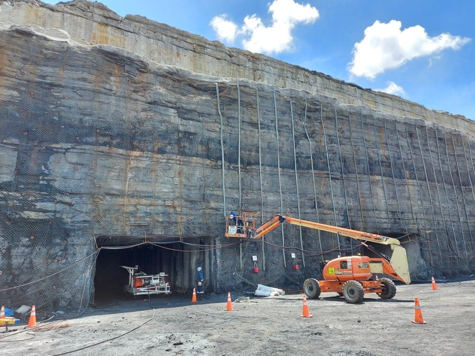 Wick drain installation on high wall