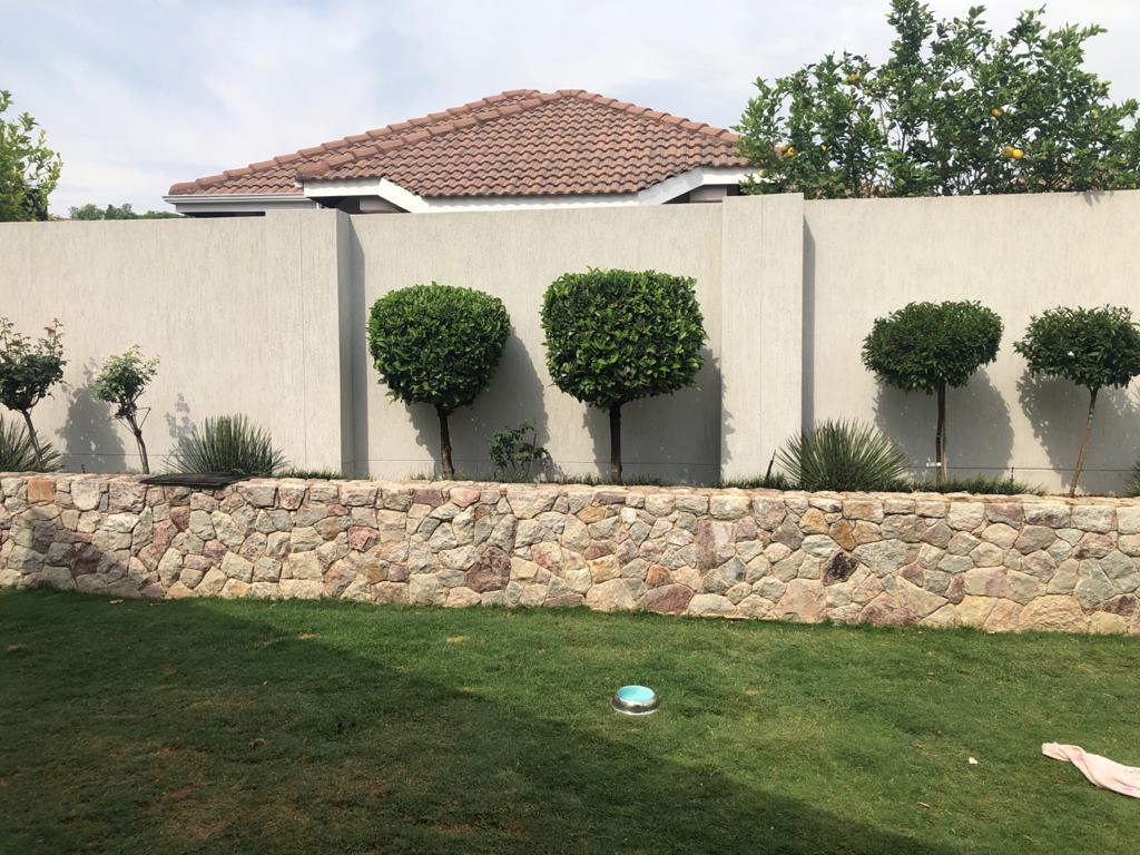 Stone wall landscaping