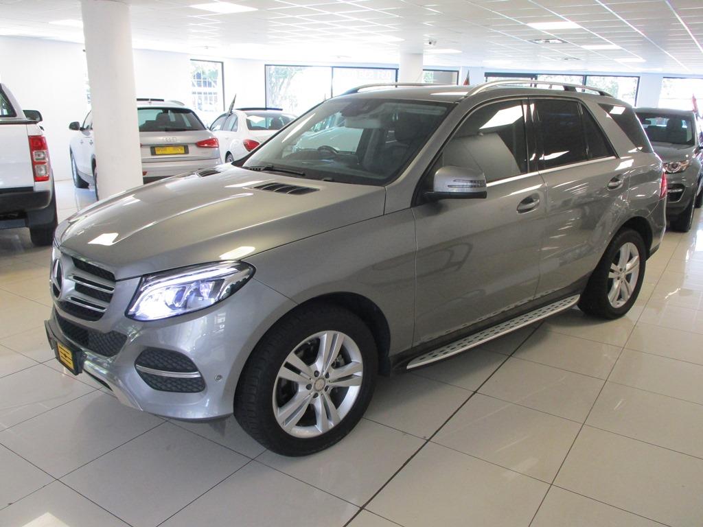 Body TypeSUV Fuel Type Diesel Transmission AutomaticColour Mileage 83 000Kilometre Status Used Navigation Sunroof Xenon headlights 1 Owner, FSH with Agents, Navigation System, Reverse Camera, Sunroof, Xenon Lights, PDC, Bluetooth, Cruise Control, Black Leather Interior, Air Con, Power Steering, Air Bags, Electric Mirrors & Windows, Electric Seats, Central Locking, Mag Wheels, Multi-Function Steering Wheel, CD Mp3 Player, SD Card, USB Port, Running, Boards, Removable Tow Bar, Smash & Grab.