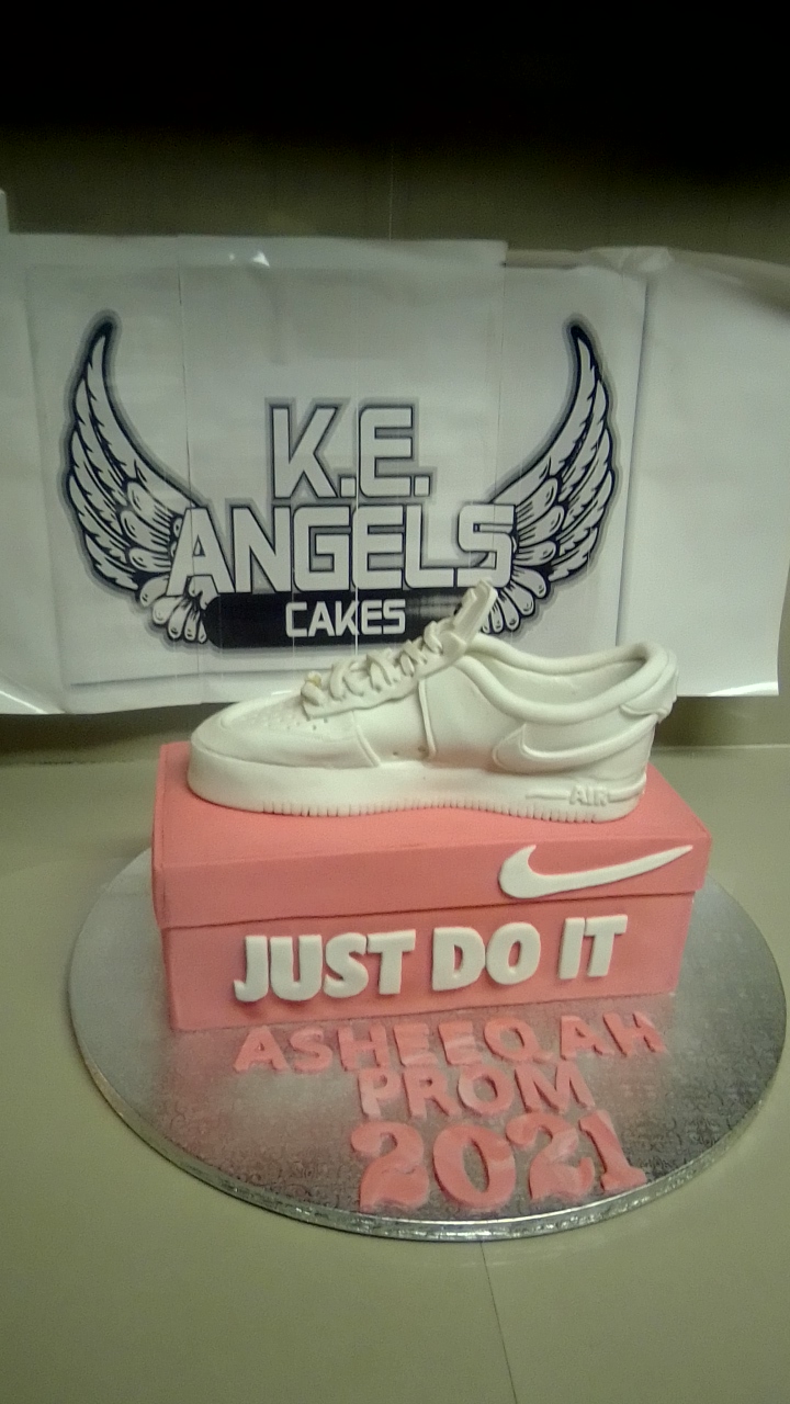 Nike Air Force 1 sneaker and cake shoe box