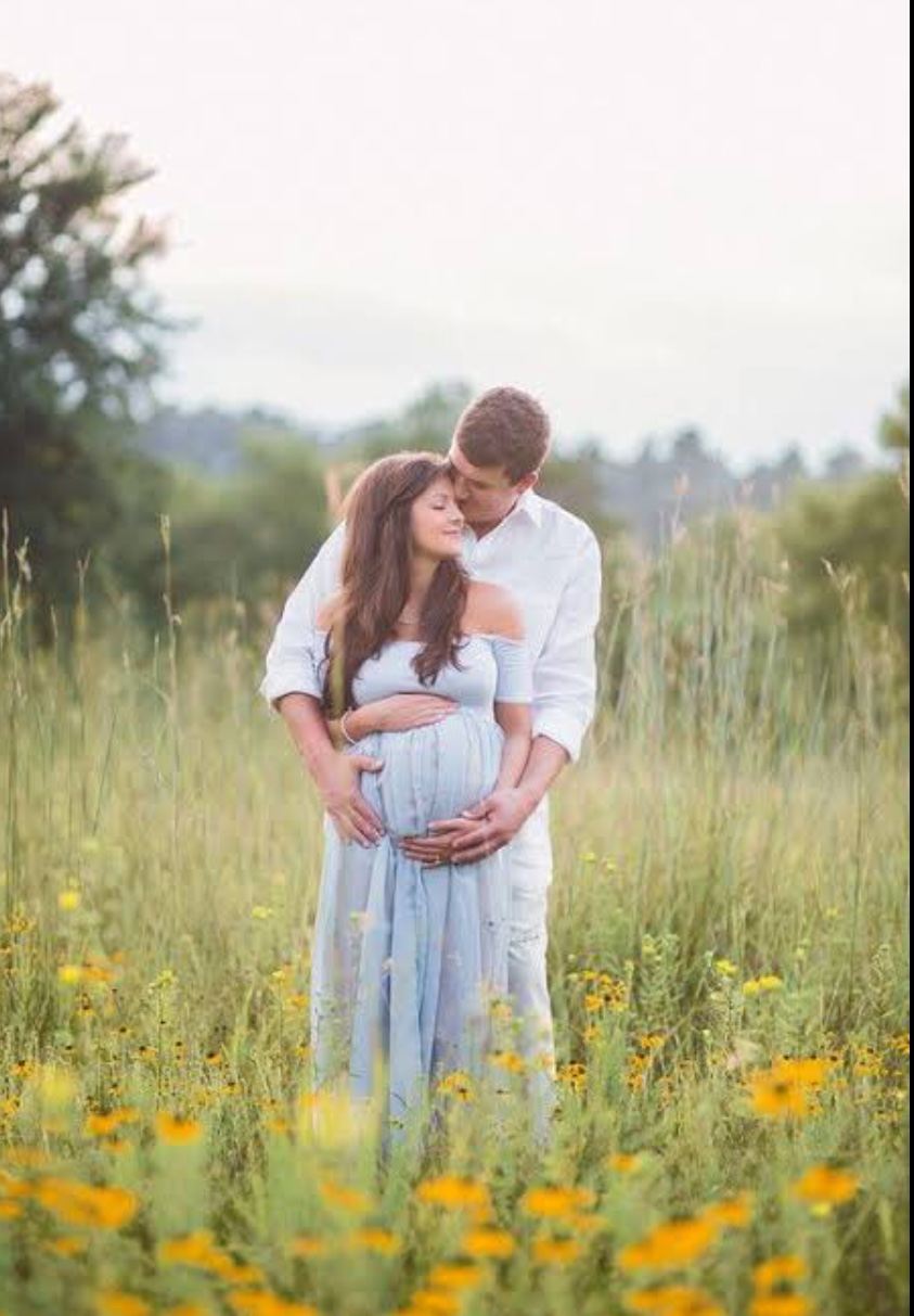 Outdoor maternity shoot 