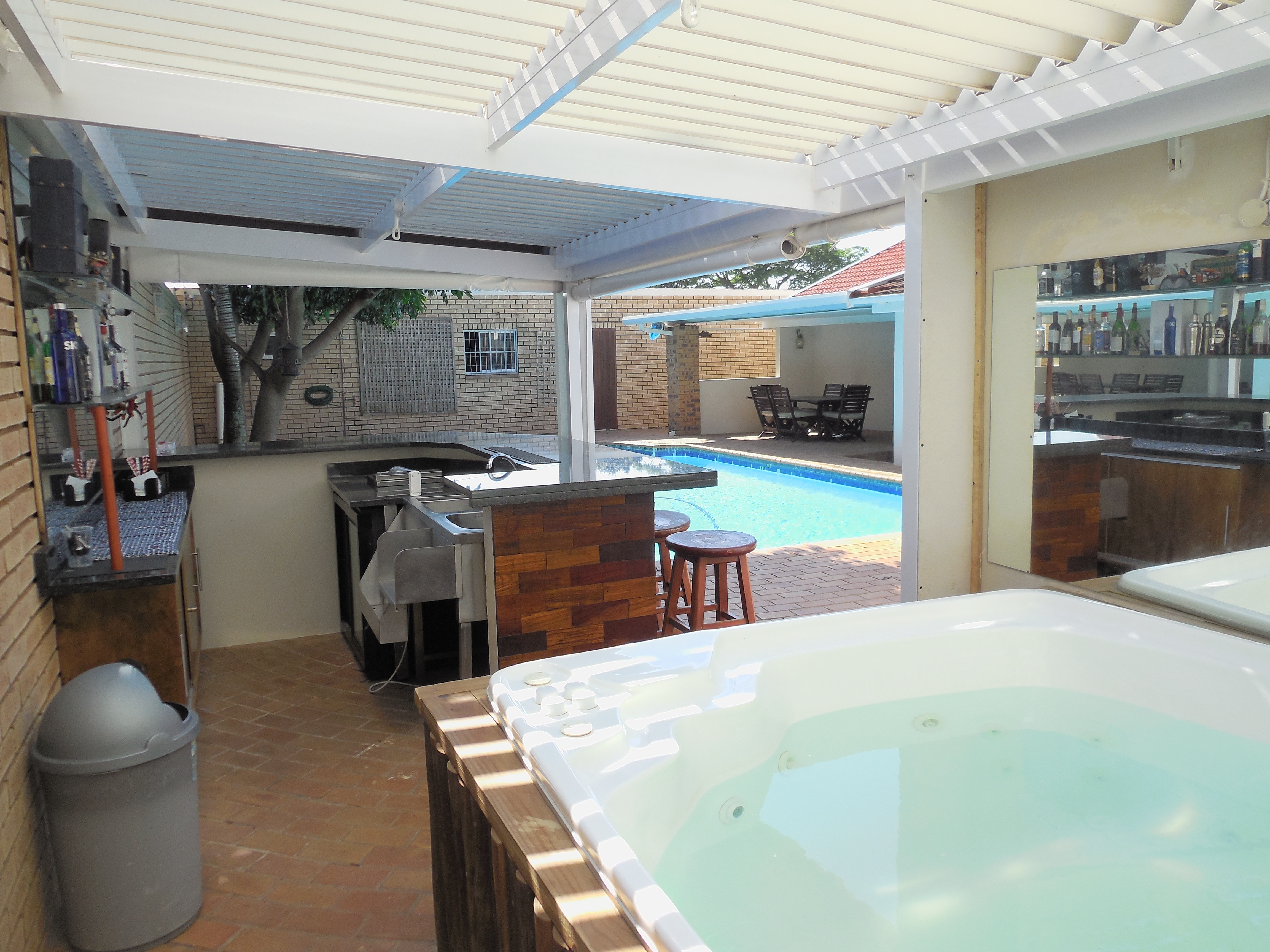 Guests have access to the bar, swimming pool, jacuzzi & laundry