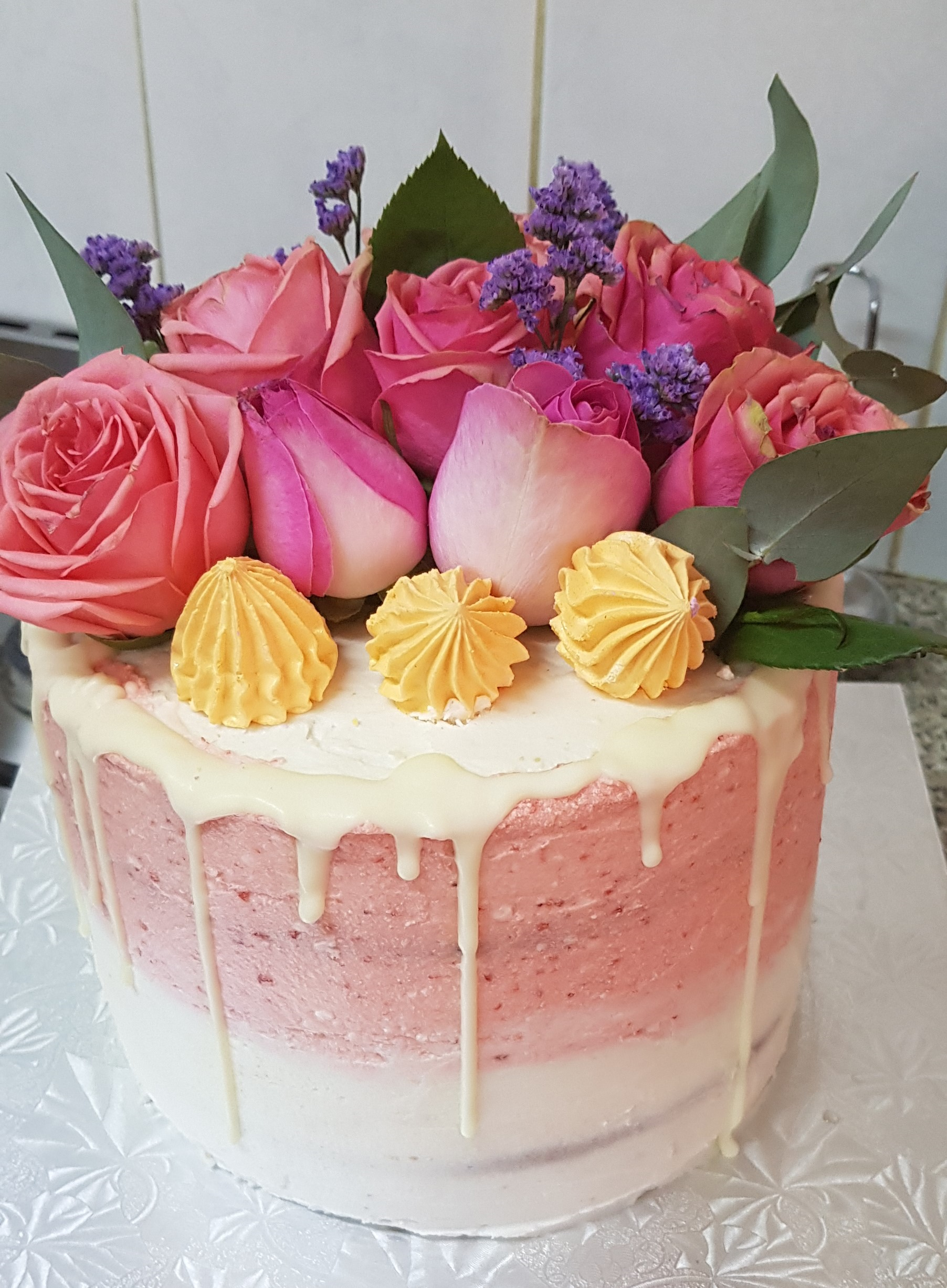 Naked drip cake with fresh flower 