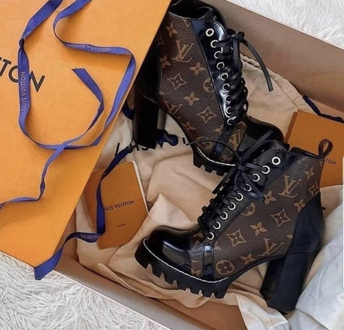 LouisVuitton block her boots ❤️